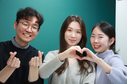 박세훈PM(왼쪽부터), 김소연 선임, 박수영 책임이 '하트트래블'을 소개하고 있다. LG유플러스